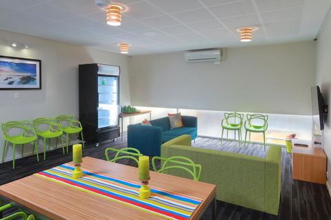 Palm Beach Hotel - Accommodation Guide 10