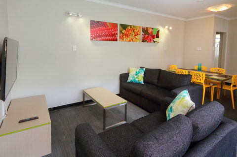 Palm Beach Hotel - Accommodation Guide 21