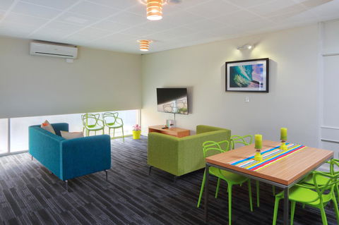 Palm Beach Hotel - Accommodation Guide 4