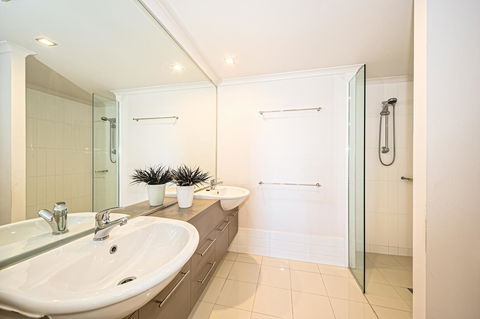 On The Bay Apartments - Accommodation Asia 18