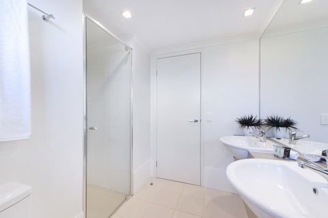 On The Bay Apartments - Accommodation Asia 24