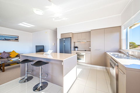 On The Bay Apartments - Accommodation Asia 4