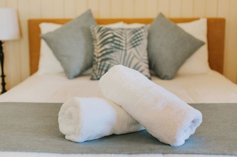 Apple Blossom Cottages - Accommodation Guide 12
