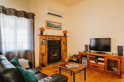 Apple Blossom Cottages - Accommodation Guide 6