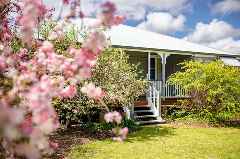 Apple Blossom Cottages - Accommodation Guide 1