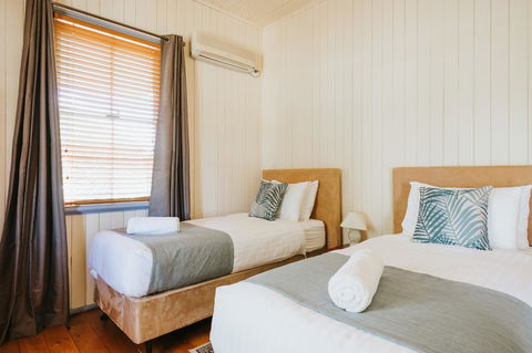 Apple Blossom Cottages - Accommodation Guide 11