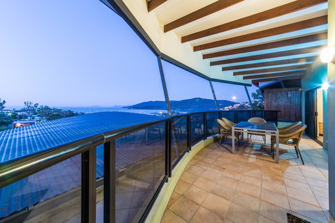 Paradise Penthouse At Waves - Airlie Beach - Accommodation Asia 24