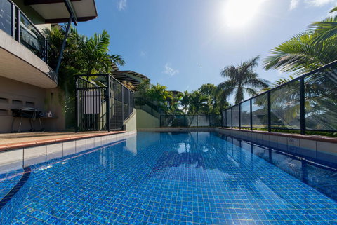 Paradise Penthouse At Waves - Airlie Beach - Accommodation Asia 1