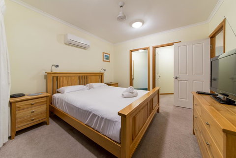 Paradise Penthouse At Waves - Airlie Beach - Accommodation Asia 12