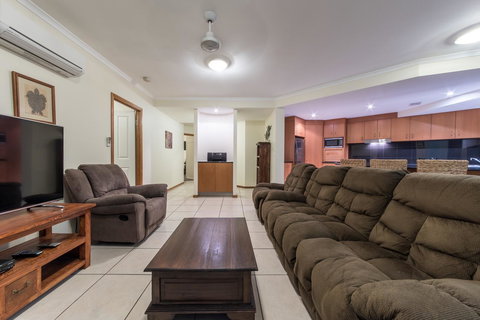 Paradise Penthouse At Waves - Airlie Beach - Accommodation Asia 8