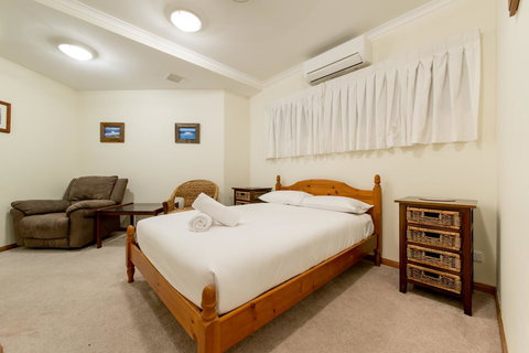 Paradise Penthouse At Waves - Airlie Beach - Accommodation Asia 14