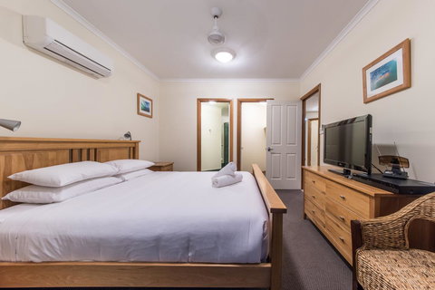 Paradise Penthouse At Waves - Airlie Beach - Accommodation Asia 11