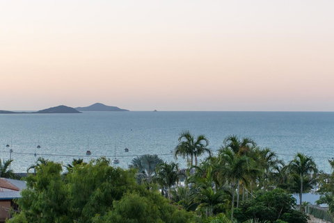 Paradise Penthouse At Waves - Airlie Beach - Accommodation Asia 30
