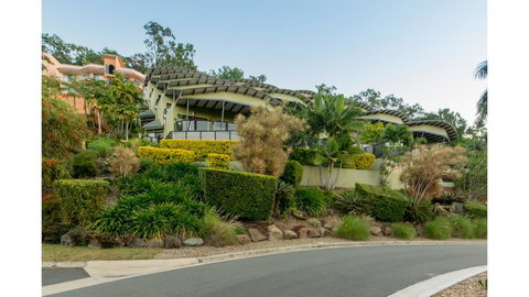 Paradise Penthouse At Waves - Airlie Beach - Accommodation Asia 29