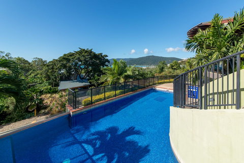 Paradise Penthouse At Waves - Airlie Beach - Accommodation Asia 0