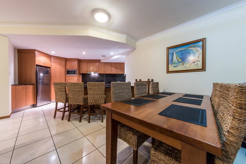 Paradise Penthouse At Waves - Airlie Beach - Accommodation Asia 5