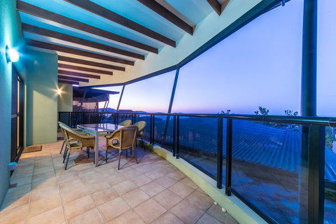 Paradise Penthouse At Waves - Airlie Beach - Accommodation Asia 26