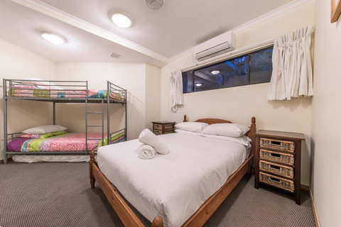 Paradise Penthouse At Waves - Airlie Beach - Accommodation Asia 16