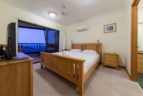 Paradise Penthouse At Waves - Airlie Beach - Accommodation Asia 13