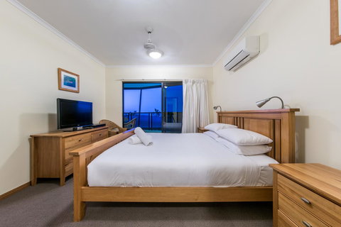 Paradise Penthouse At Waves - Airlie Beach - Accommodation Asia 15