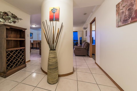 Paradise Penthouse At Waves - Airlie Beach - Accommodation Asia 19