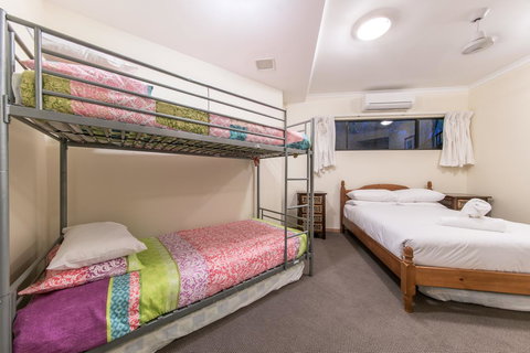 Paradise Penthouse At Waves - Airlie Beach - Accommodation Asia 17