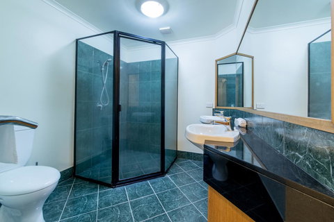 Paradise Penthouse At Waves - Airlie Beach - Accommodation Asia 20