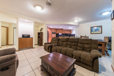 Paradise Penthouse At Waves - Airlie Beach - Accommodation Asia 7