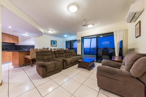 Paradise Penthouse At Waves - Airlie Beach - Accommodation Asia 9