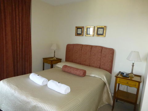 The Oasis Apartments - Accommodation Guide 18
