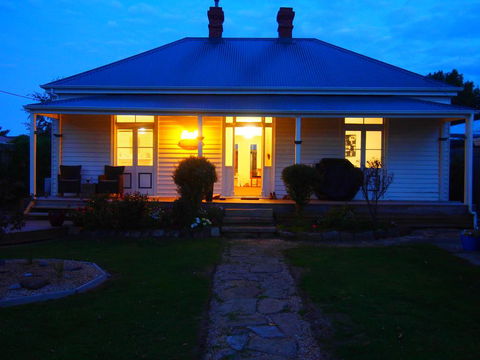 Windsor Cottage - Accommodation Asia 0