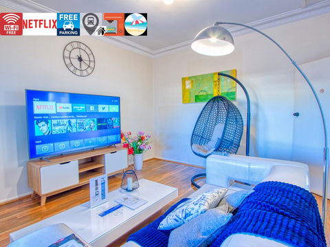 Wollongong Station Holiday House With Wi-Fi,75 Inch TV, Netflix,Parking,Beach - Accommodation Asia 0