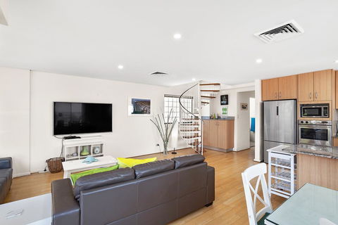 Yacaaba Terrace, Unit 9, 3 Yacaaba Street - Accommodation Asia 3