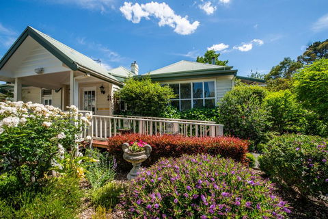 Yarra Gables - Accommodation Guide 2