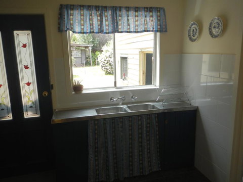 Yarram Cottage: Art And Accommodation - Accommodation Asia 2