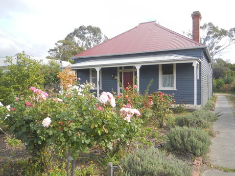 Yarram Cottage: Art And Accommodation - Accommodation Asia 0