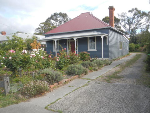 Yarram Cottage: Art And Accommodation - Accommodation Asia 1
