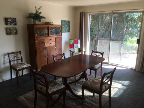Yarram Cottage: Art And Accommodation - Accommodation Asia 3