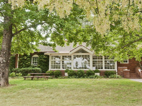 York Cottage - Grand Gate House And Enchanting Gardens - Accommodation Asia 0