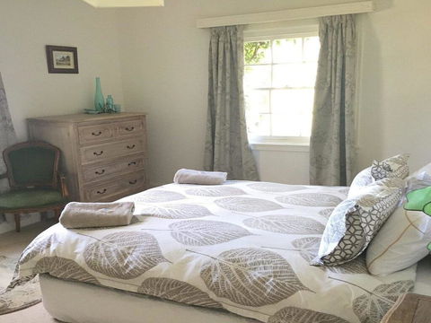 York Cottage - Grand Gate House And Enchanting Gardens - Accommodation Asia 1