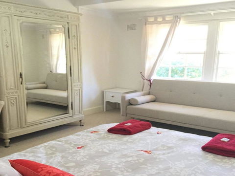 York Cottage - Grand Gate House And Enchanting Gardens - Accommodation Asia 2