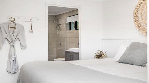 Your Luxury Escape - Den - 5min Walk To Clarke's Beach - Accommodation Guide 3