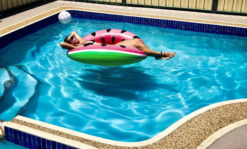 ZED MOTELS Tropical Gateway - Accommodation Guide 1
