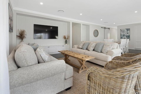 4 Bedroom Home With Theatre Room, Close To CBD And Beaches. - Accommodation Guide 0