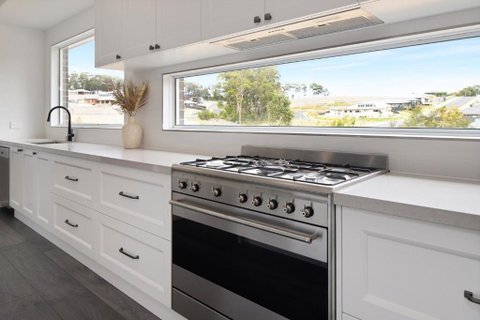 4 Bedroom Home With Theatre Room, Close To CBD And Beaches. - Accommodation Guide 2