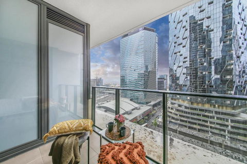 A Chic 2BR Home Near Southern Cross City Views - Accommodation Asia 4