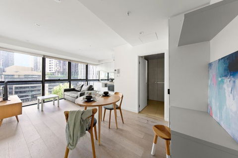 A Comfy 2BR Apt Next To QV & Melbourne Central - Accommodation Guide 3