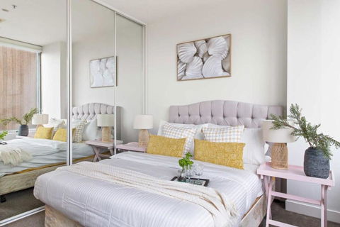 A Cozy 2BR Apt On Collins Near Flinders Station - Accommodation Guide 0