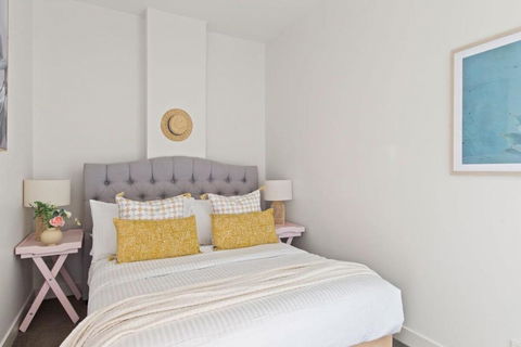 A Cozy 2BR Apt On Collins Near Flinders Station - Accommodation Guide 3