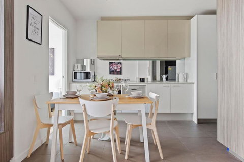 A Cozy 2BR Apt With Harbour Views FREE Parking - Accommodation Asia 4